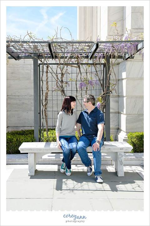 engagement session outside of the Cleveland Museum of Art