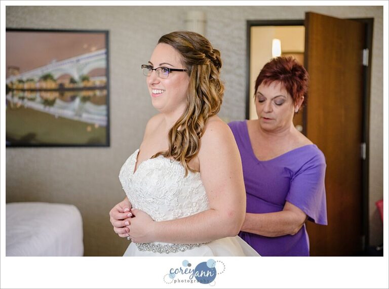 Bride getting ready for wedding in Cleveland Ohio