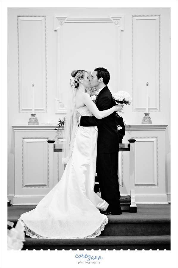 first kiss during wedding ceremony in youngstown ohio