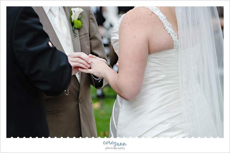 ring exchange during wedding at lakeview park