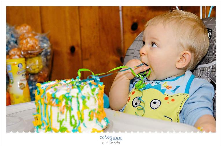 1 year old eating cake at birthday party in hinckley ohio