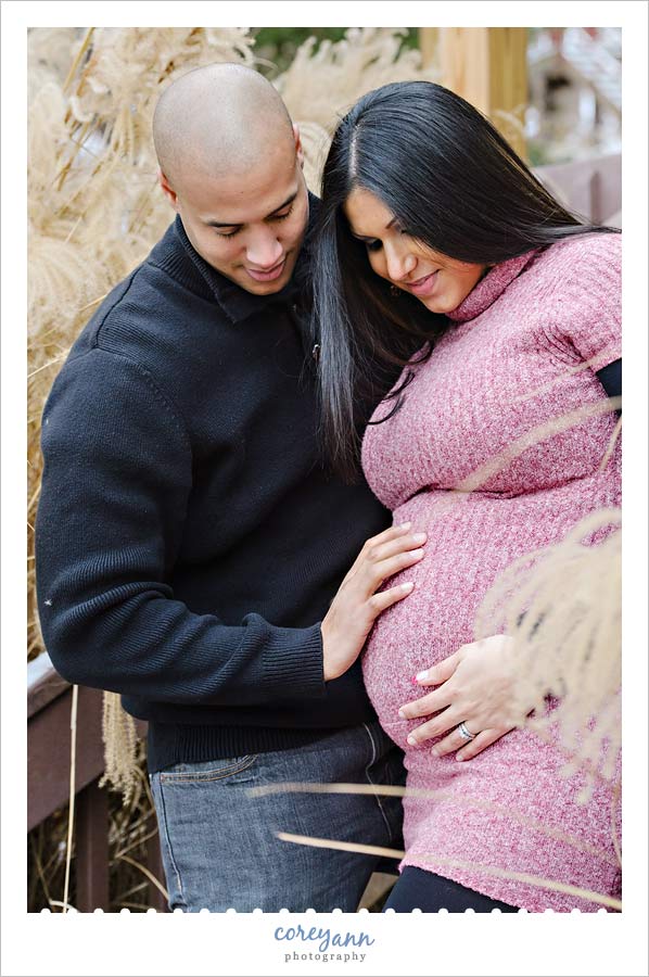 dad admiring his wife's pregnant belly