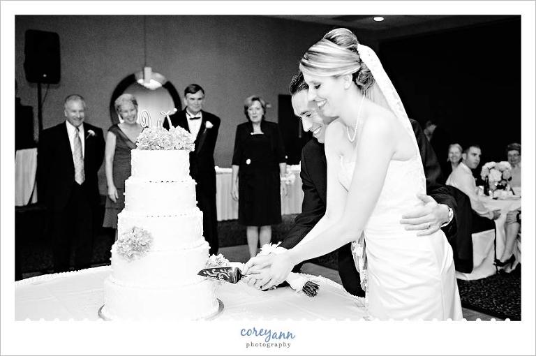 bride and groom cutting the cake at mr anthony's in boardman