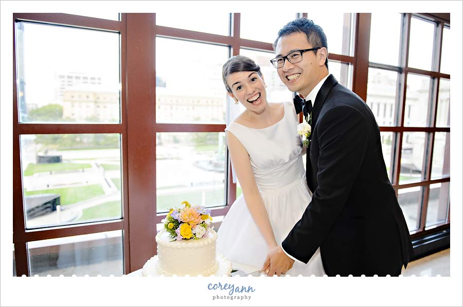 bride and groom cutting the cake at wedding reception at the club at key center