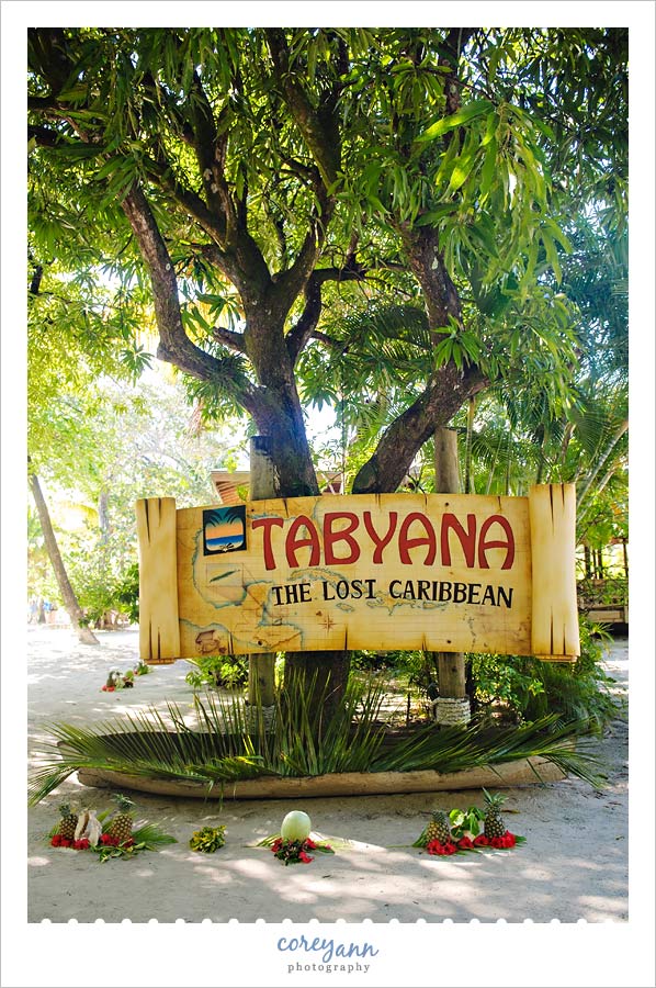 entrance to tabyana beach in roatan