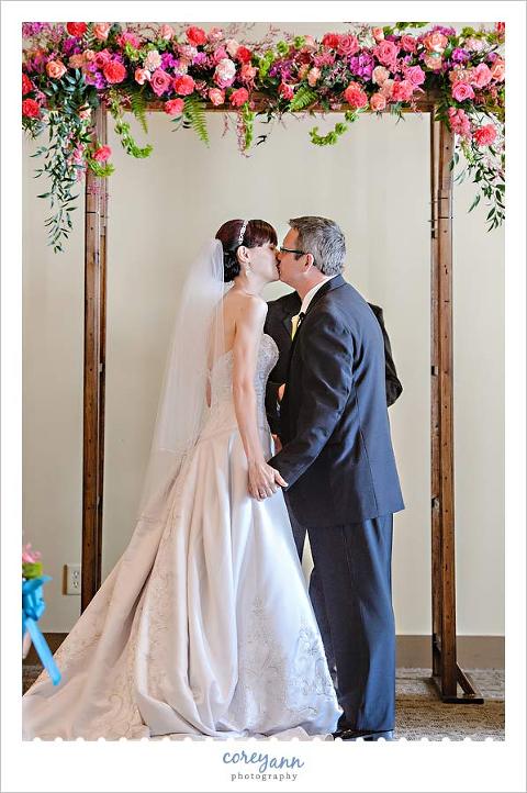 first kiss during an unplugged wedding