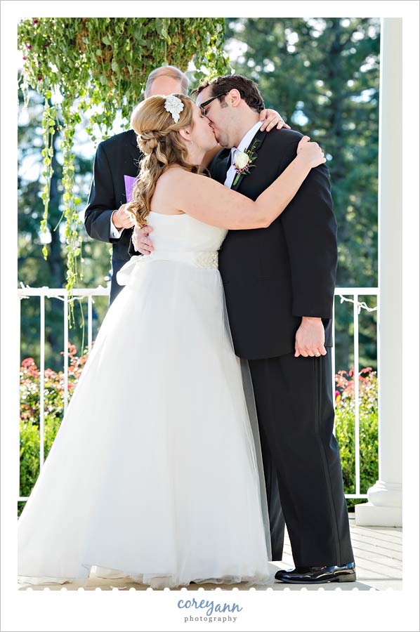 first kiss during wedding ceremony