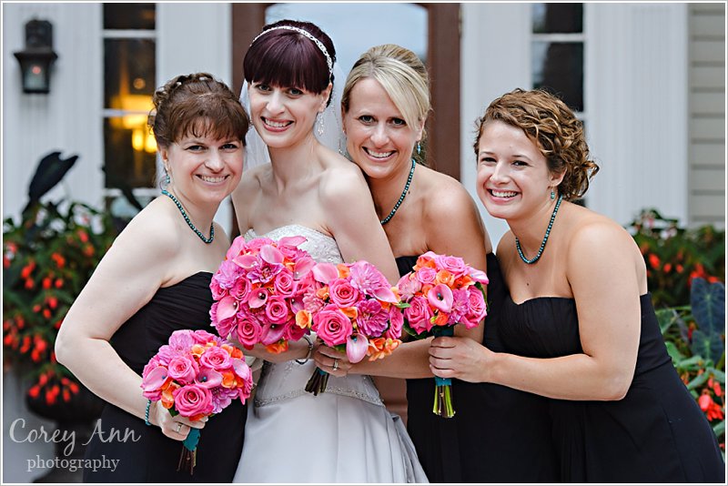 black bridesmaid dresses with pink bouquets