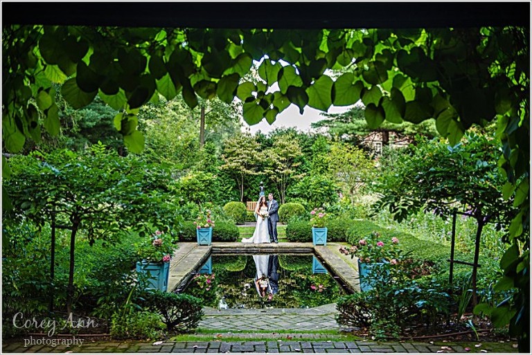 wedding photo in stan hywet hall and gardens in akron 