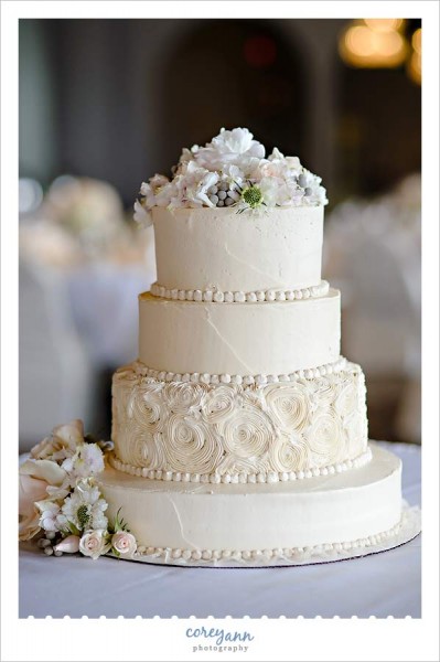 ivory wedding cake in cleveland