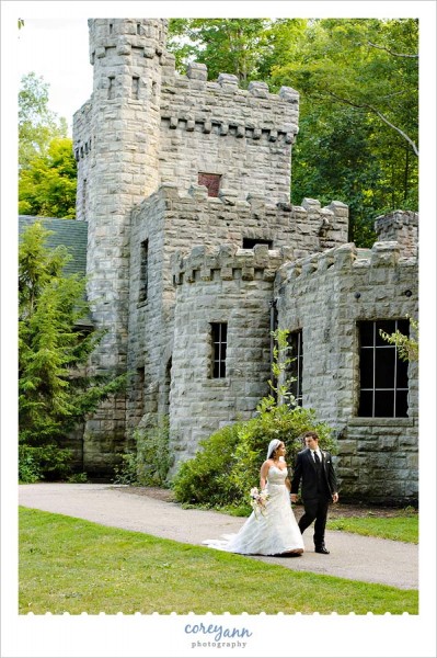 wedding picture at squires castle in ohio