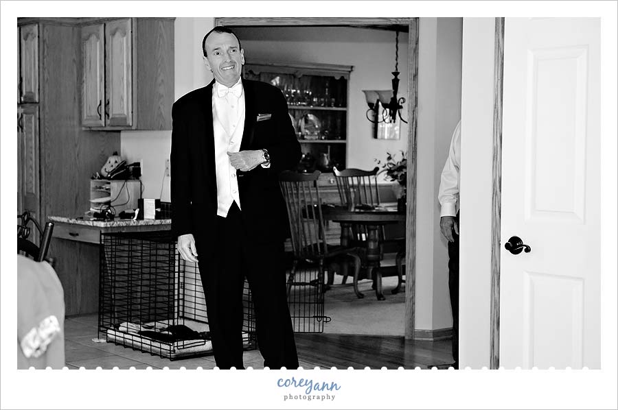 bride's father seeing her for the first time