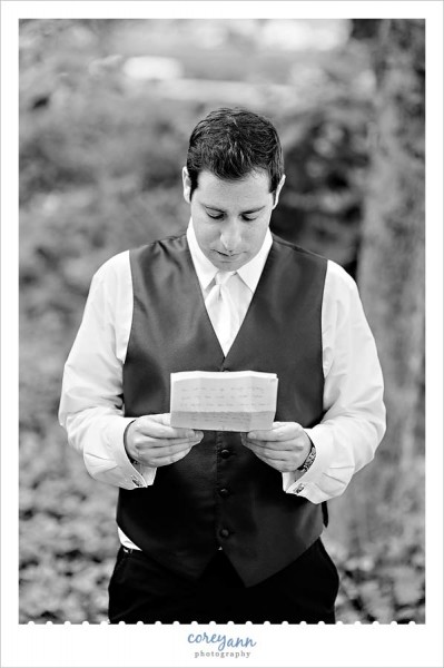 groom reading letter from bride before first look