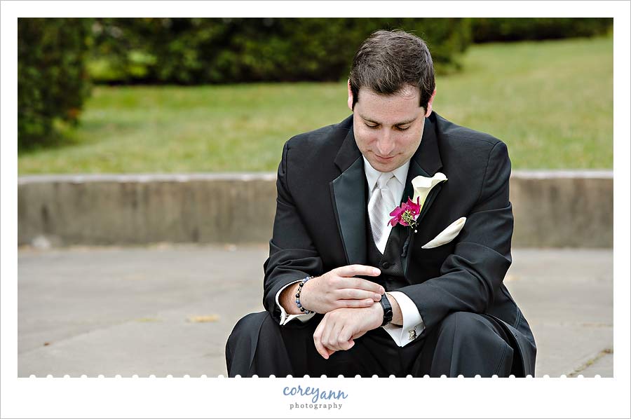 groom looking at watch before first look at cleveland art museum