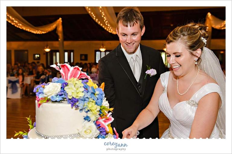 Bride and groom cutting cakes of elegance cake 