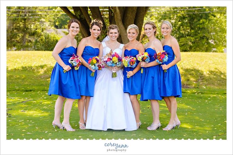Bridesmaids with short blue dresses 