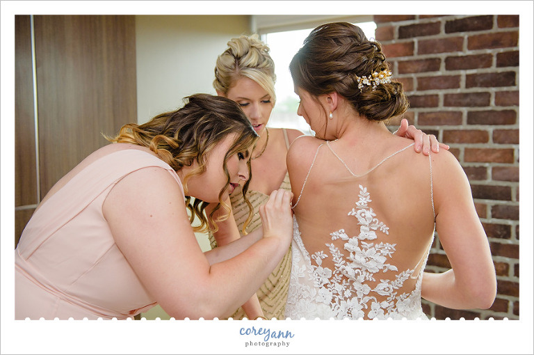 Bride getting ready for wedding in Akron Ohio at the Courtyard by Marriott downtown.