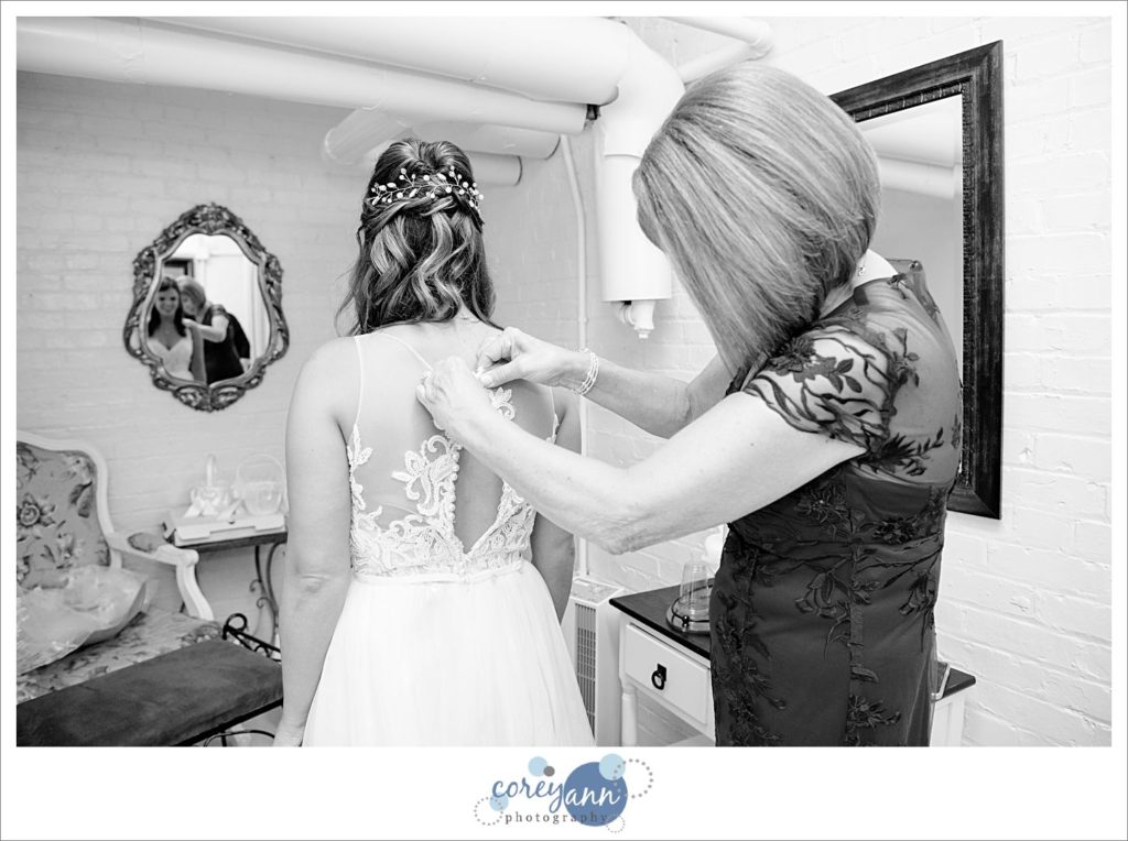 Bride getting ready at Stan Hywet for wedding