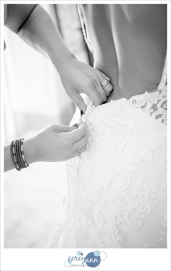 bride getting ready for wedding in Ohio