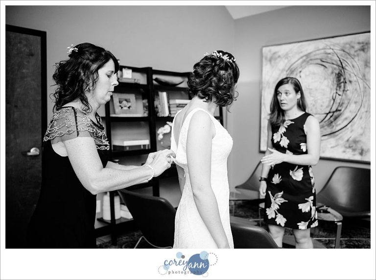 bride getting ready for wedding at sapphire creek winery