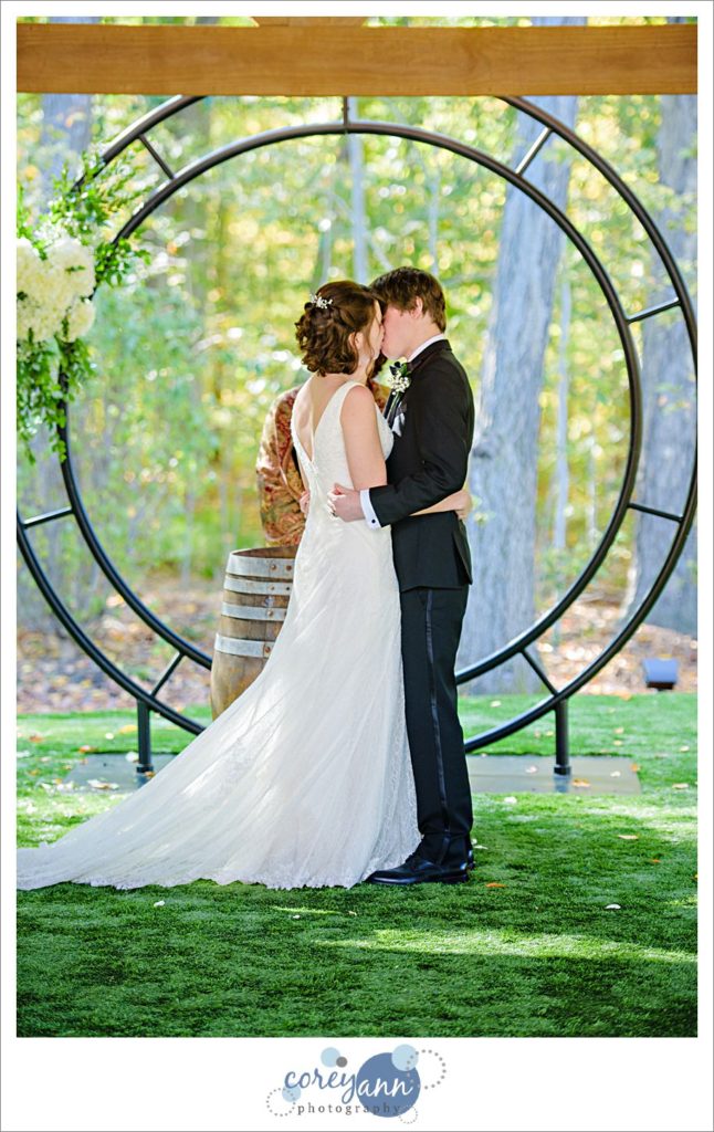 October wedding ceremony at Sapphire Creek Winery