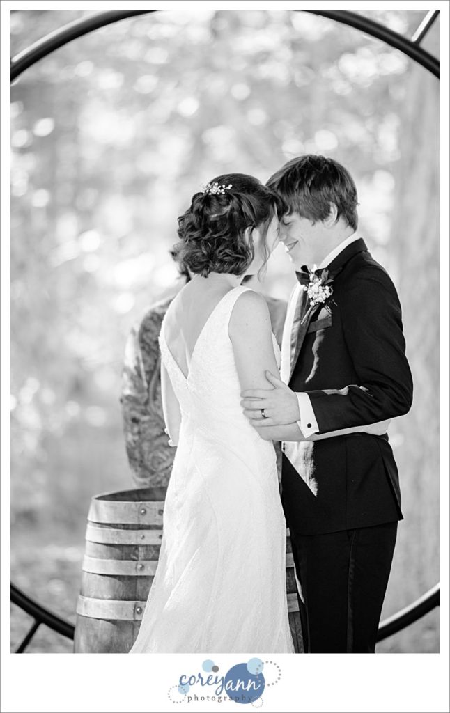 October wedding ceremony at Sapphire Creek Winery