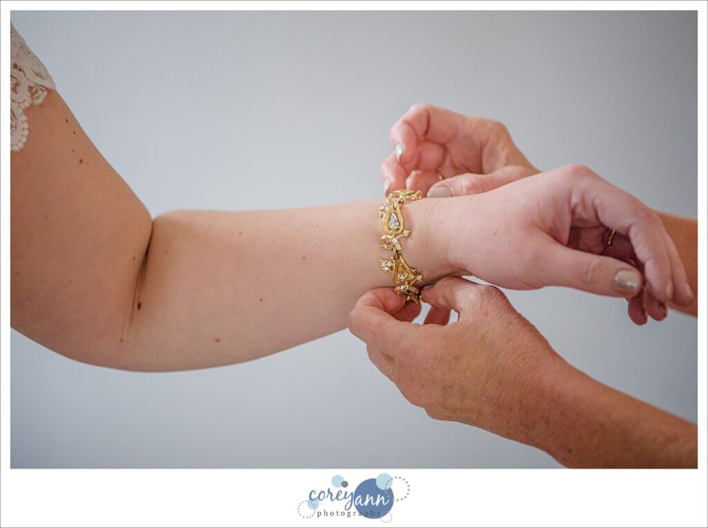 Bride getting ready at aloft hotel near cleveland ohio
