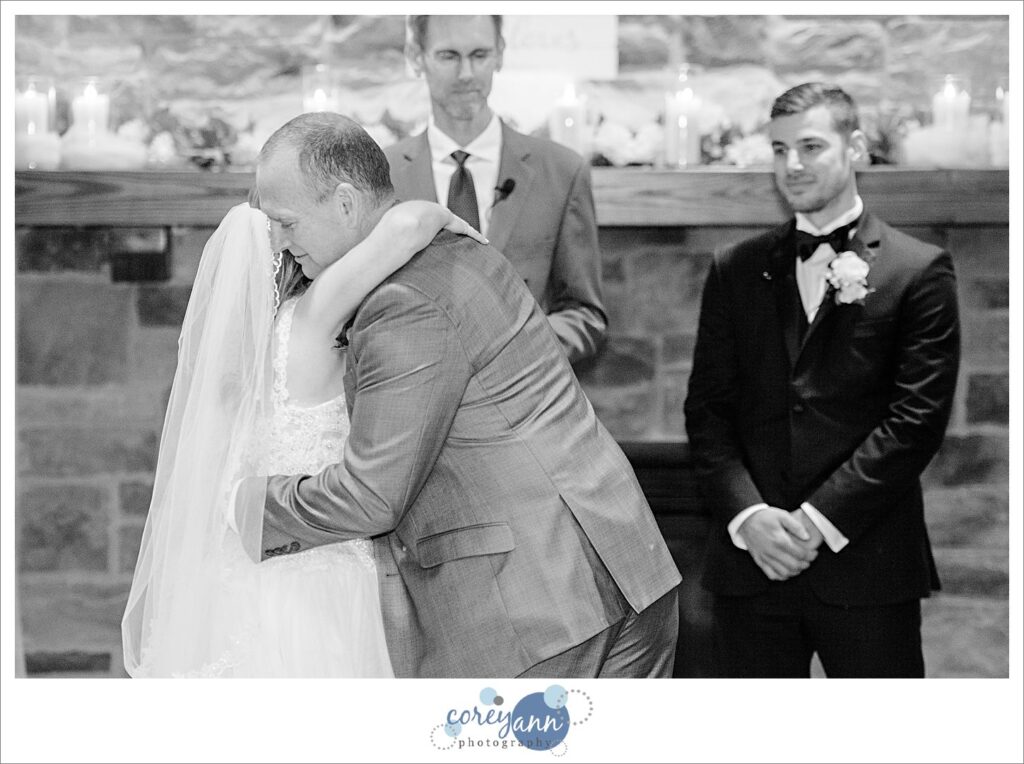 wedding ceremony at roses run country club in Stow Ohio