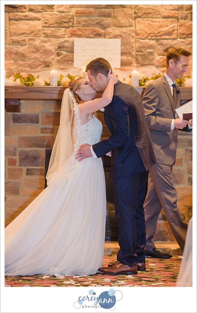 wedding ceremony at roses run country club in Stow Ohio