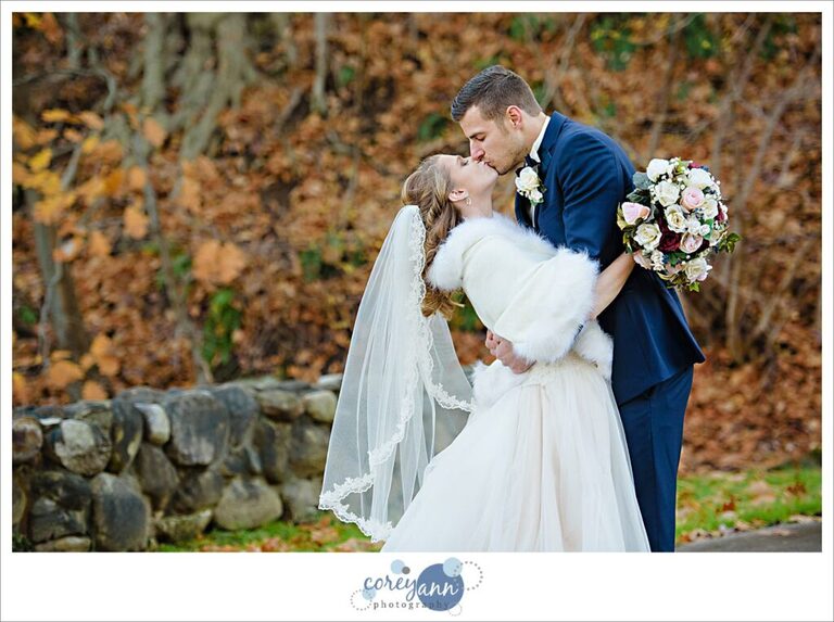 November wedding at roses run country club in Stow Ohio