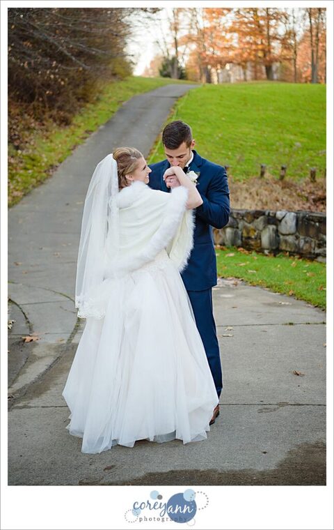 November wedding at roses run country club in Stow Ohio