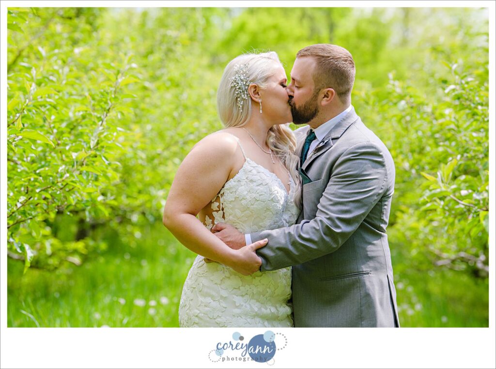 Wedding photos at Mapleside Farms in Ohio