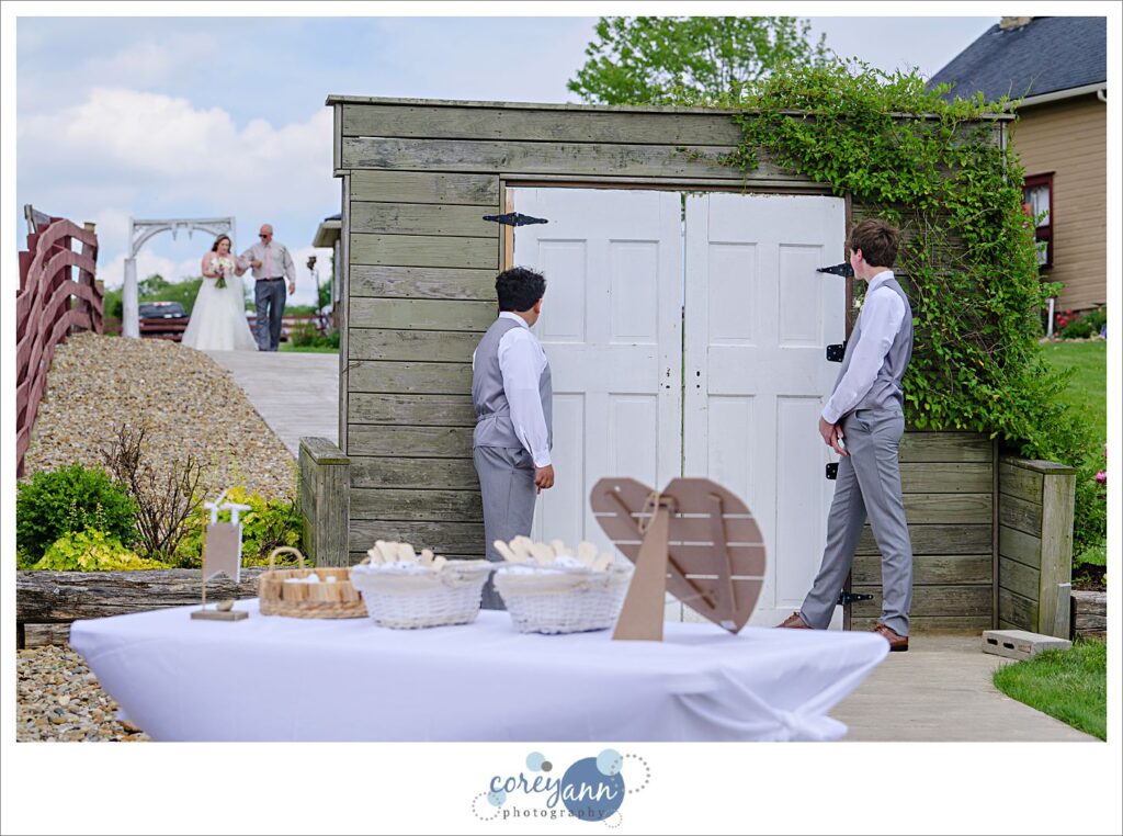 June outdoor wedding ceremony at Peacock Ridge