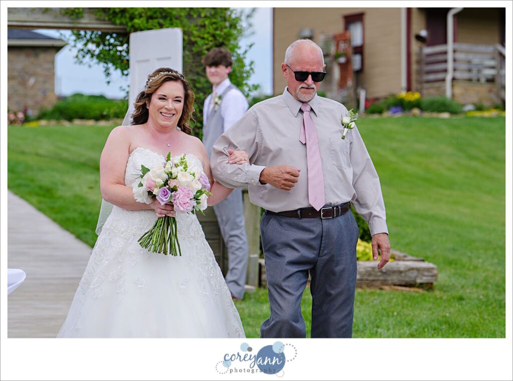 June outdoor wedding ceremony at Peacock Ridge