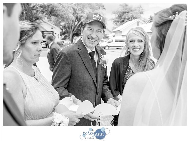 Bride handing out thank you notes to family before wedding ceremony in Ohio