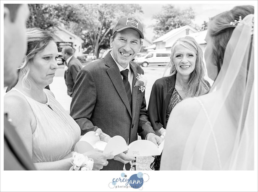 Bride handing out thank you notes to family before wedding ceremony in Ohio