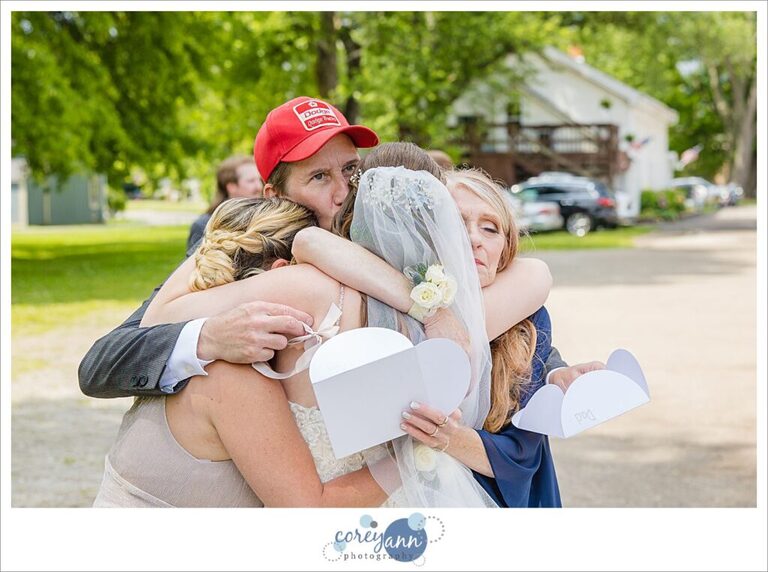 Bride handing out thank you notes to family before wedding ceremony in Ohio