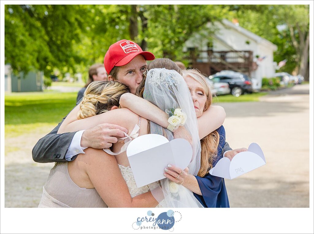 Bride handing out thank you notes to family before wedding ceremony in Ohio