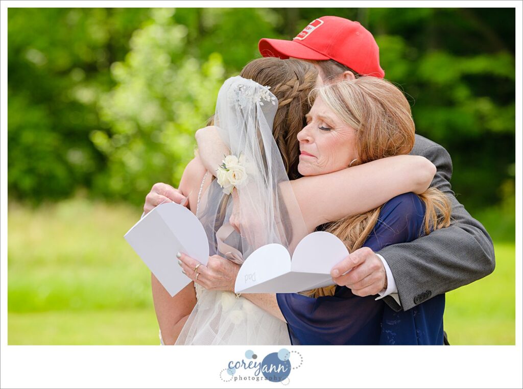 Bride handing out thank you notes to family before wedding ceremony in Ohio