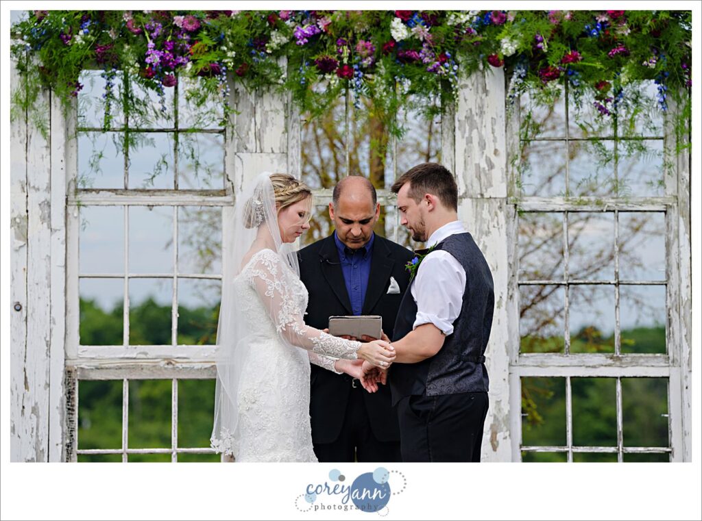 Outdoor wedding ceremony in August at Ohio Nickajack Farms