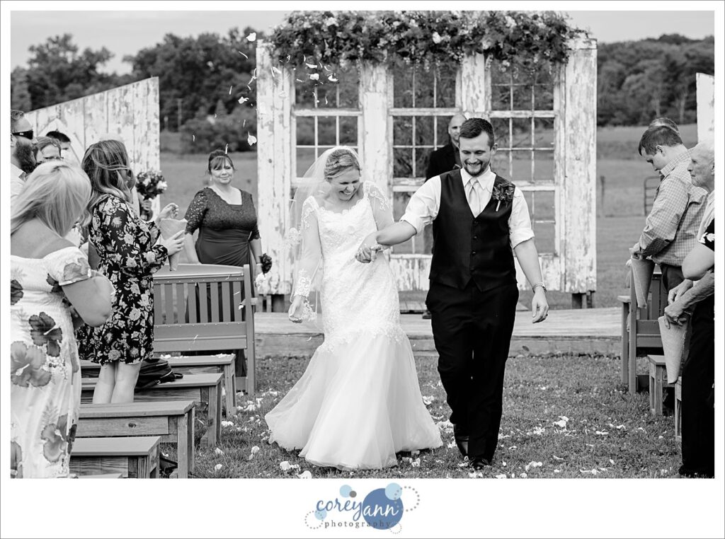 Outdoor wedding ceremony in August at Ohio Nickajack Farms