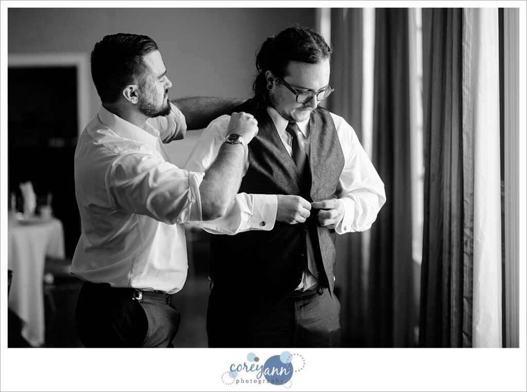 groom getting ready for a wedding at manakiki golf course in Ohio