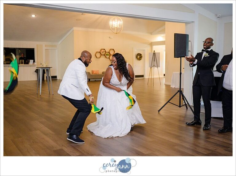 August wedding reception at Sun Valley in Chagrin Falls Ohio