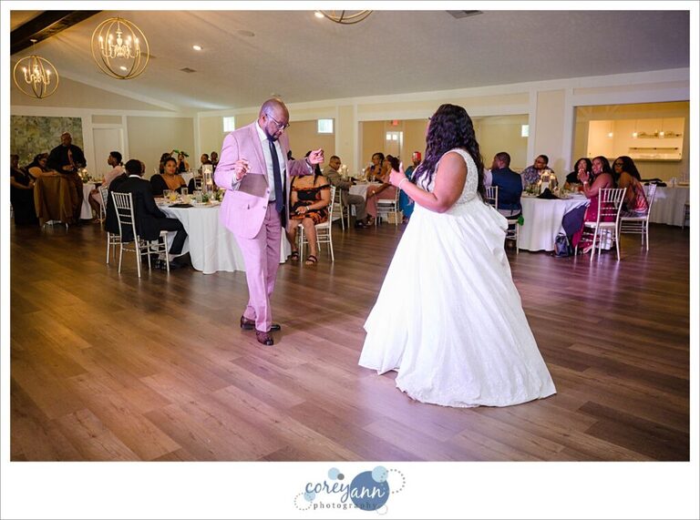 August wedding reception at Sun Valley in Chagrin Falls Ohio