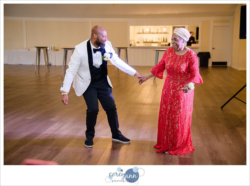 August wedding reception at Sun Valley in Chagrin Falls Ohio