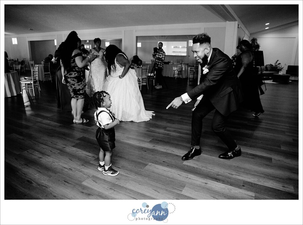 August wedding reception at Sun Valley in Chagrin Falls Ohio