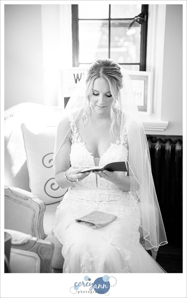 Bride reading gift from groom before wedding in Akron Ohio