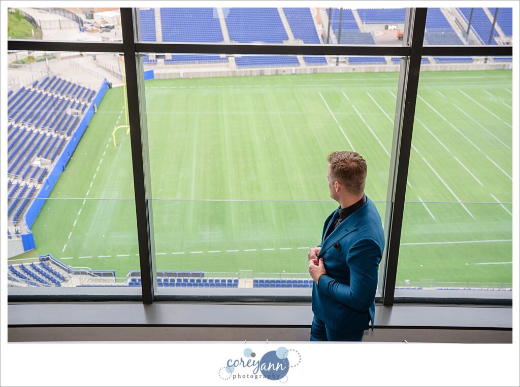 groom getting ready for wedding at pro football hall of fame in Canton ohio
