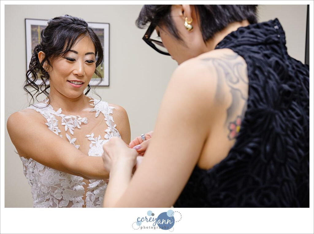 bride getting ready for wedding at pro football hall of fame in Canton ohio