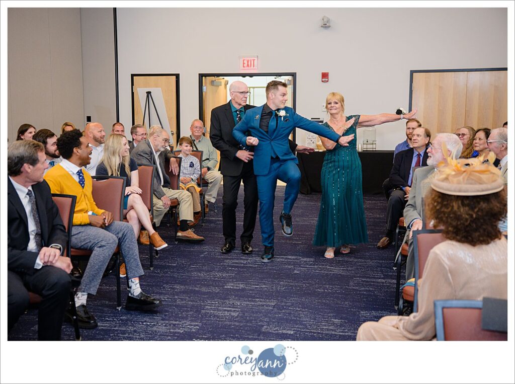indoor wedding ceremony at pro football hall of fame in canton ohio